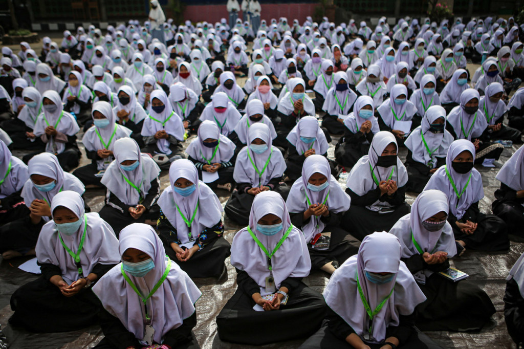 Sejumlah santri mengikuti kegiatan doa Istighosah di Pondok Pesantren An-Nuqthah, Kota Tangerang, Banten. ANTARA Foto/Fauzan