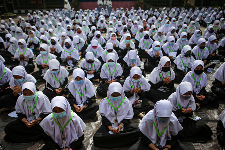 Sejumlah santri mengikuti kegiatan doa Istighosah di Pondok Pesantren An-Nuqthah, Kota Tangerang, Banten. ANTARA Foto/Fauzan