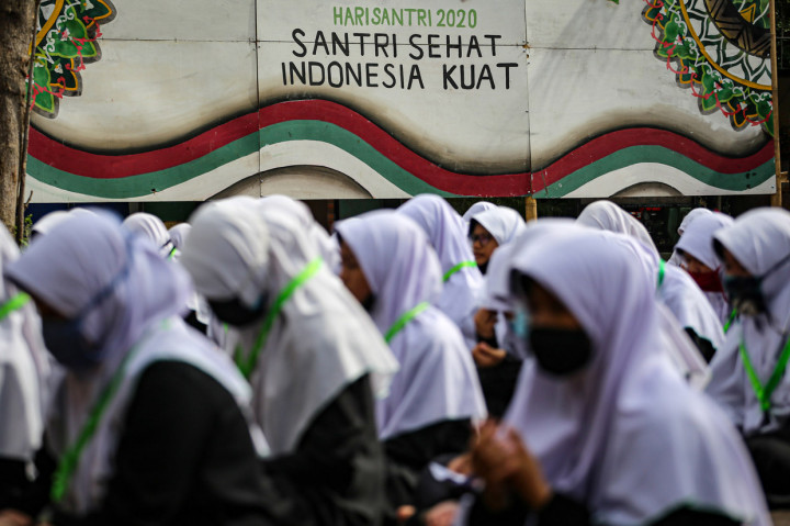 Kegiatan tersebut digelar untuk memperingati Hari Santri Nasional dengan tema Santri Sehat, Indonesia Kuat yang jatuh pada hari ini. ANTARA Foto/Fauzan