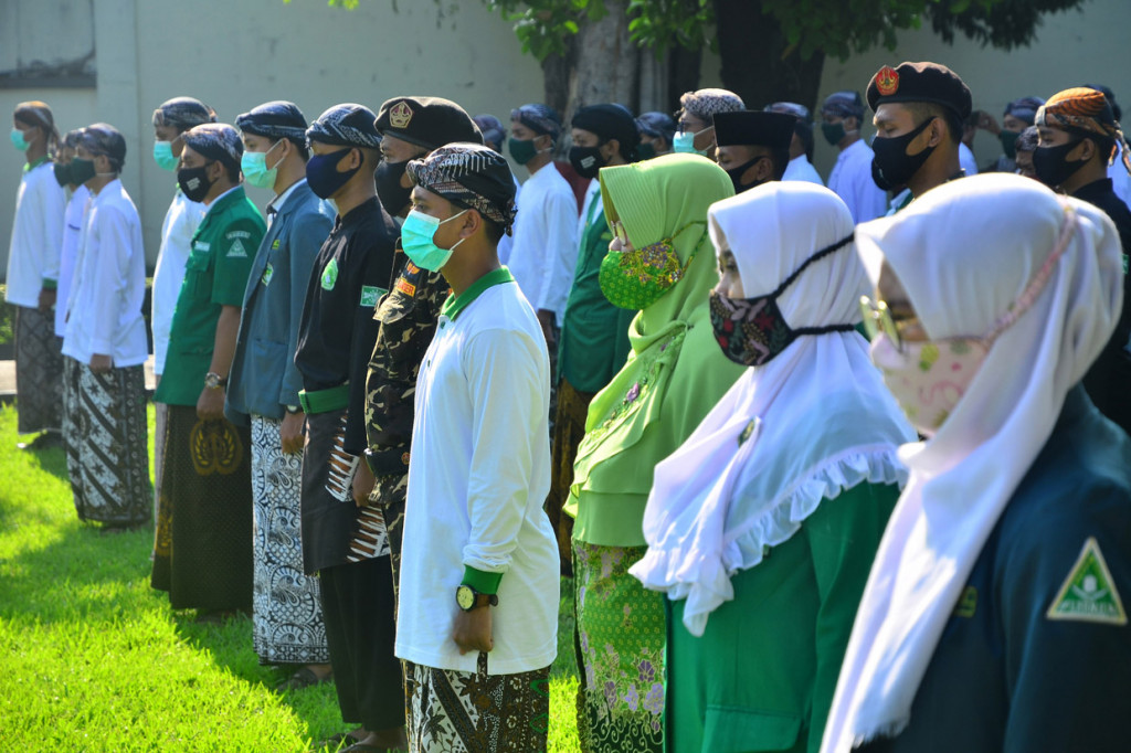 Sejumlah santri mengikuti apel dan doa memperingati hari santri nasional di Kudus, Jawa Tengah. ANTARA Foto/Yusuf Nugroho