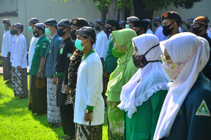 Sejumlah santri mengikuti apel dan doa memperingati hari santri nasional di Kudus, Jawa Tengah. ANTARA Foto/Yusuf Nugroho