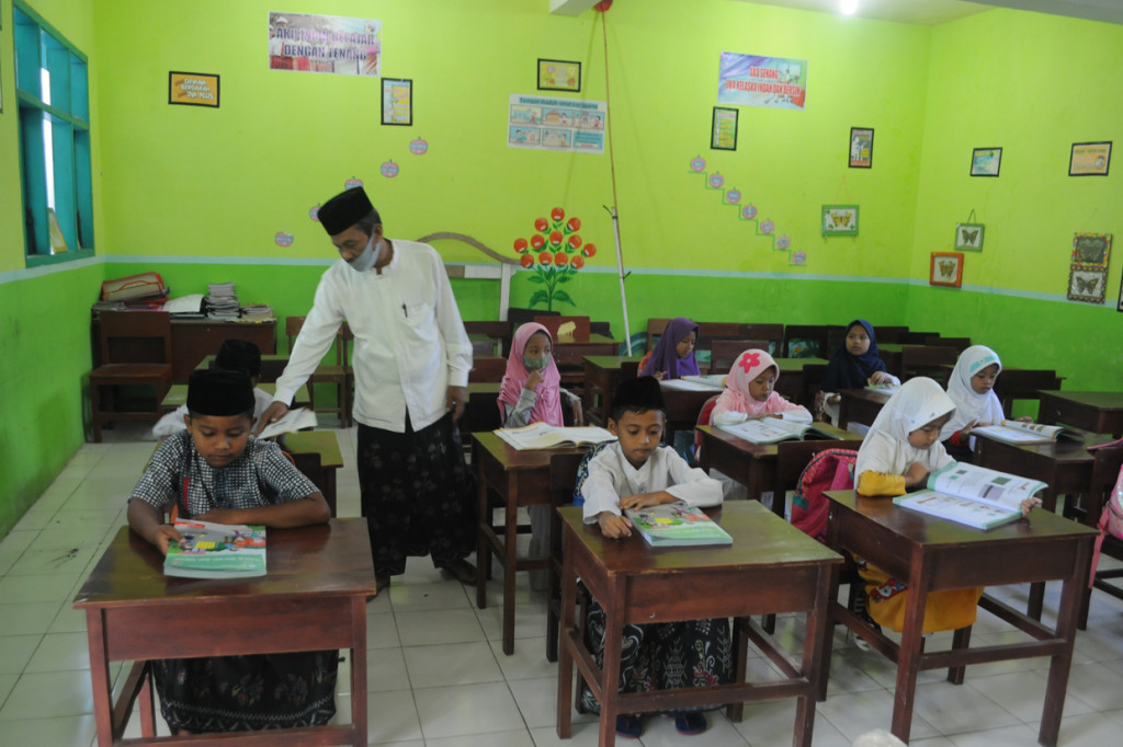 Dalam rangka memperingati hari santri Pemkab Pamekasan mewajibkan siswa dan ASN di kabupaten itu menggunakan busana muslim. ANTARA Foto/Saiful Bahri