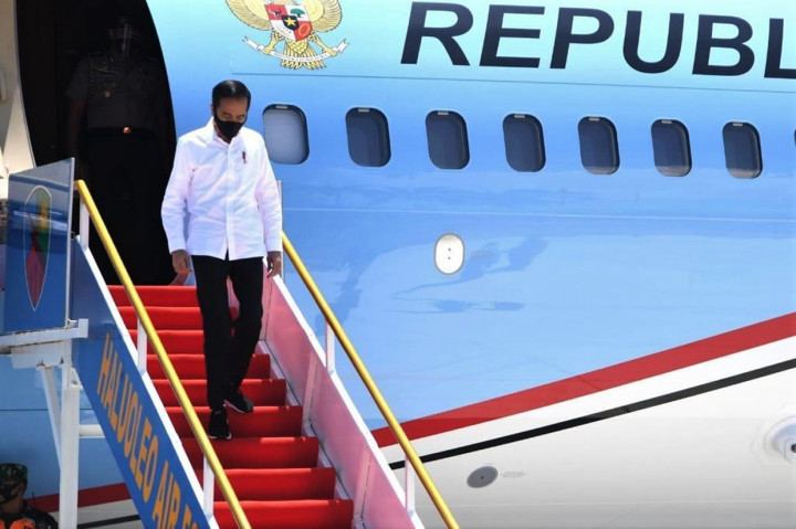 Presiden Joko Widodo menuruni tangga pesawat kepresidenan saat tiba di Bandara Udara Haluoleo Kendari, Sulawesi Tenggara.