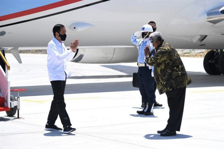 Presiden Joko Widodo (kiri) memberi salam kepada Gubernur Sulawesi Tenggara Ali Mazi (kanan) saat tiba di Bandara Udara Haluoleo Kendari, Sulawesi Tenggara.
