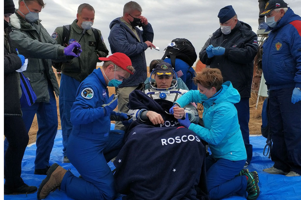 Astronaut NASA Chris Cassidy mendapat pemeriksaan kesehatan sesaat setelah mendarat di daerah terpencil di luar Kota Dzhezkazgan (Zhezkazgan), Kazakhstan, pada Kamis, 22 Oktober 2020.