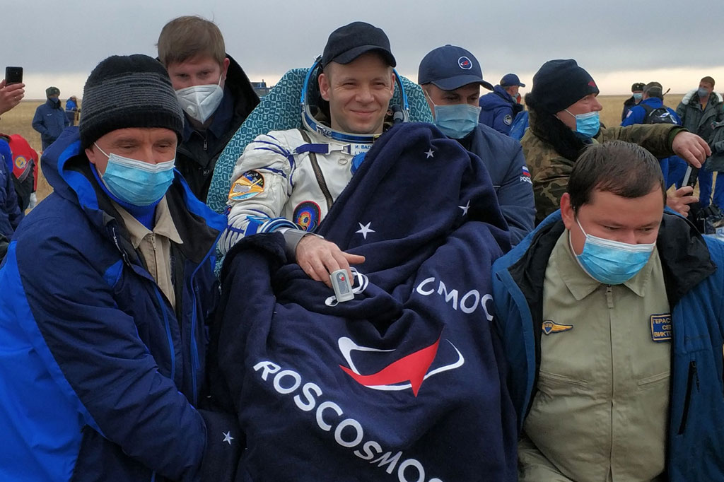 Seorang astronaut Amerika dan dua kosmonaut Rusia berhasil mendarat dengan selamat di stepa Kazakhstan pada Kamis, 22 Oktober 2020, setelah menyelesaikan misi selama 196 hari di Stasiun Luar Angkasa Internasional (ISS).