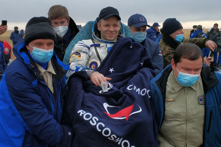 Seorang astronaut Amerika dan dua kosmonaut Rusia berhasil mendarat dengan selamat di stepa Kazakhstan pada Kamis, 22 Oktober 2020, setelah menyelesaikan misi selama 196 hari di Stasiun Luar Angkasa Internasional (ISS).