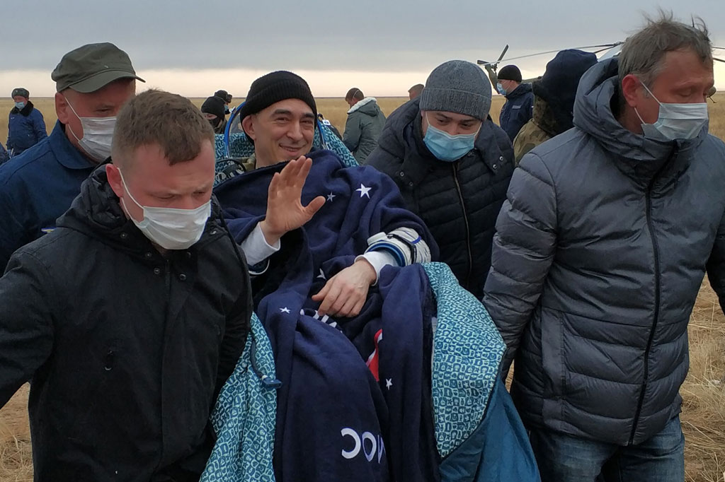 Rekaman yang disiarkan oleh badan antariksa Rusia Roscosmos menunjukkan, astronaut NASA Chris Cassidy dan kosmonaut Rusia Anatoly Ivanishin dan Ivan Vagner mendarat sekitar 150 kilometer (90 mil) tenggara Kota Zhezkazgan di Kazakhstan pada pukul 02.54 GMT.
