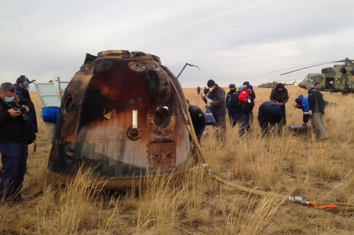 Seorang komentator NASA mengutip komunikasi dari kru di darat di lokasi pendaratan mengatakan bahwa kapsul Soyuz MS-16 telah mendarat dalam posisi vertikal, sementara kru sedang bekerja untuk mengeluarkan ketiganya dari pesawat.