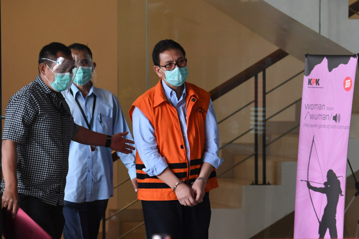 Direktur Utama PT PAL Indonesia (Persero) Budiman Saleh (kanan) menuju mobil tahanan usai menjalani pemeriksaan di Komisi Pemberantasan Korupsi, Jakarta.