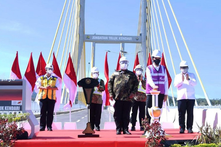 Presiden Joko Widodo (Jokowi) meresmikan Jembatan Teluk Kendari, di Kota Kendari, Sulawesi Tenggara, Kamis, 22 Oktober 2020. Jembatan tersebut diyakini akan menjadi infrastruktur strategis dan ikon baru di kota yang memiliki keindahan teluk itu.