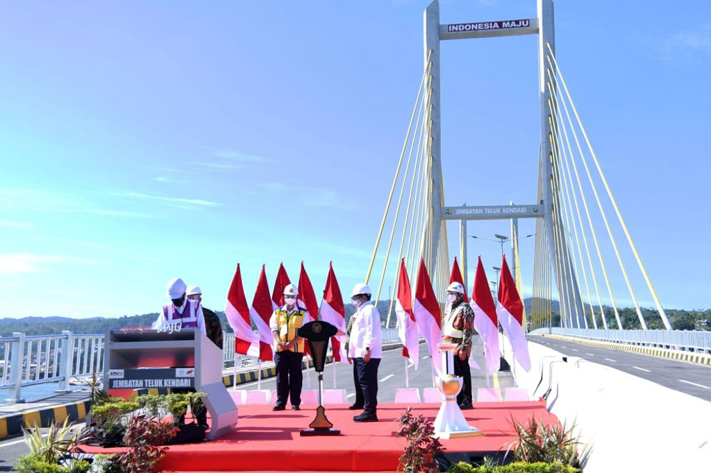 Jokowi mengatakan keberadaan Jembatan Teluk Kendari dengan sisi arsitektur yang cantik, akan menjadi kebanggaan baru masyarakat di Kota Kendari. 
