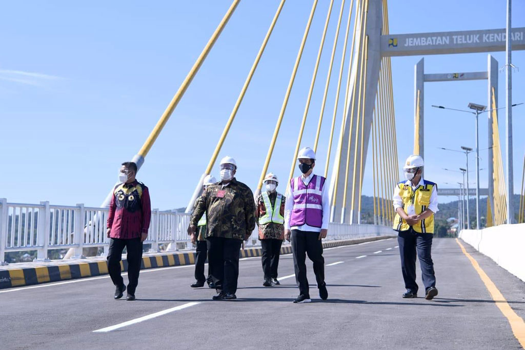 Untuk menuju Poasia dari Kota Lama maupun sebaliknya, kini hanya memerlukan waktu tempuh lima menit dengan melewati Jembatan Teluk Kendari. Sebelumnya, masyarakat Kota Lama harus menggunakan kapal feri untuk memutari Teluk Kendari agar bisa sampai di Poasia. Rute itu membutuhkan waktu tempuh 30-40 menit. 