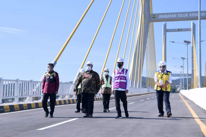 Untuk menuju Poasia dari Kota Lama maupun sebaliknya, kini hanya memerlukan waktu tempuh lima menit dengan melewati Jembatan Teluk Kendari. Sebelumnya, masyarakat Kota Lama harus menggunakan kapal feri untuk memutari Teluk Kendari agar bisa sampai di Poasia. Rute itu membutuhkan waktu tempuh 30-40 menit. 
