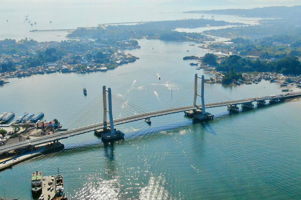 Jembatan Teluk Kendari memiliki panjang 1.349 meter dengan lebar 20 meter. Jembatan itu dibangun selama lima tahun sejak 2015 hingga 2020 dengan biaya Rp804 miliar. 