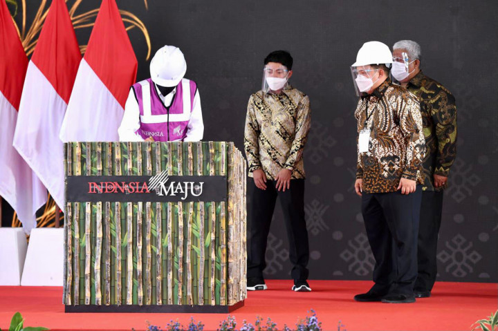 Presiden Joko Widodo meresmikan pabrik gula yang berada di Kabupaten Bombana, dalam kunjungan kerjanya ke Sulawesi Tenggara, pada Kamis, 22 Oktober 2020.