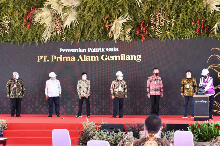 Pabrik dengan kapasitas produksi yang tergolong besar di Indonesia tersebut dioperasikan oleh PT Prima Alam Gemilang.
