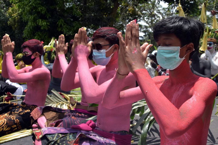 Meski dilakukan pembatasan peserta, namun seluruh rangkaian upacara berjalan seperti biasa. 