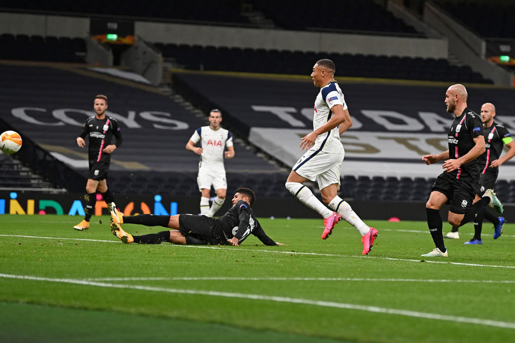 Pada menit ke-27, pemain LASK, Andrade, salah mengantisipasi umpan silang Bale. Ia bermaksud menghalau bola yang ditujukan bagi Vinicius, namun malah mengubah arah dan bola masuk ke gawang sendiri. Skor 2-0 bertahan hingga jeda.