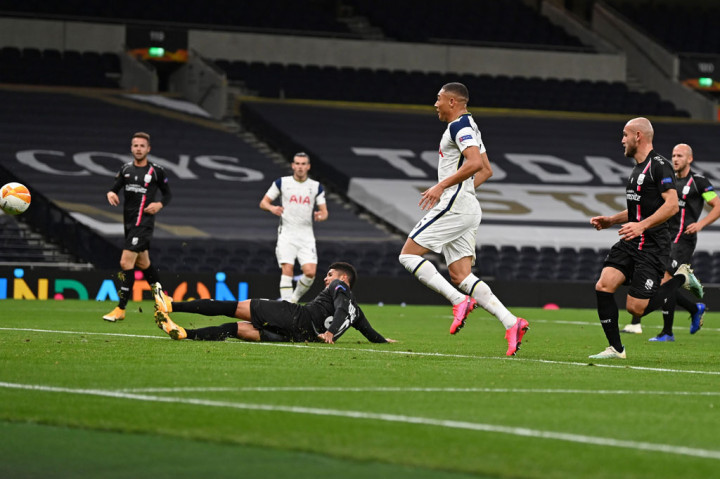 Pada menit ke-27, pemain LASK, Andrade, salah mengantisipasi umpan silang Bale. Ia bermaksud menghalau bola yang ditujukan bagi Vinicius, namun malah mengubah arah dan bola masuk ke gawang sendiri. Skor 2-0 bertahan hingga jeda.