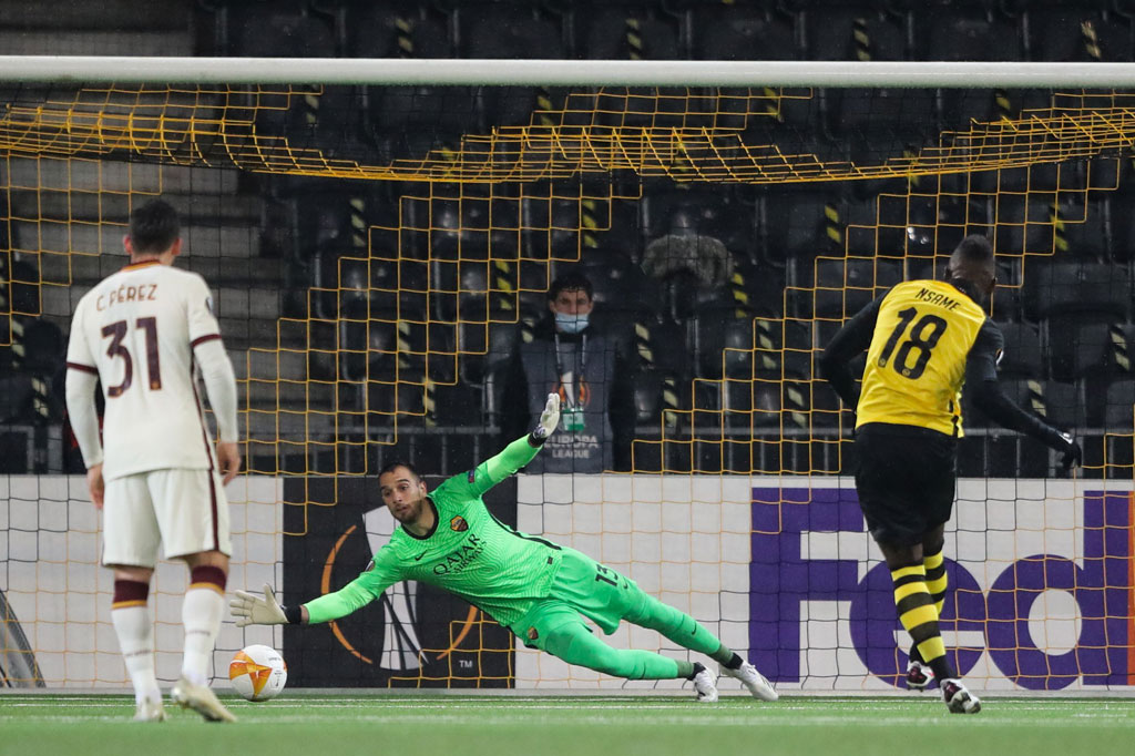 Pelanggaran yang dilakukan Bryan Cristante terhadap Fabian Rieder di kotak terlarang Roma membuat wasit Carlos Del Cerro Grande menunjuk titik putih. Jean Pierre Nsame sukses menjalankan tugasnya seabagai eksekutor untuk membawa tuan rumah unggul 1-0 pada menit ke-14.
