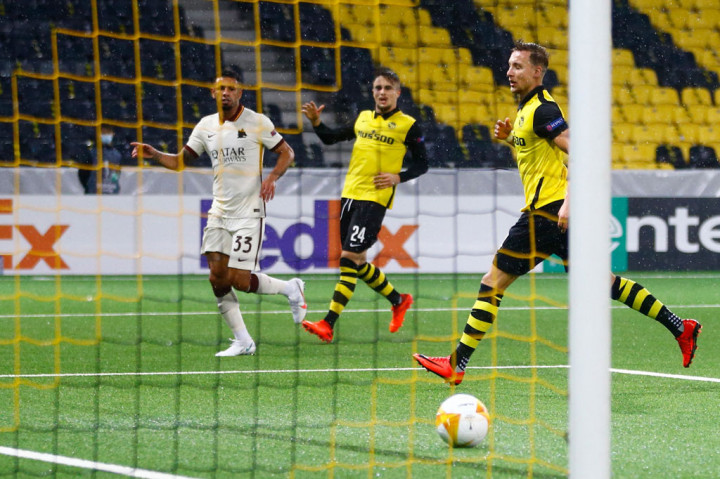 Perjuangan Roma untuk menyamakan kedudukan akhirnya menuai hasil pada menit ke-69. Pemain pengganti Edin Dzeko bergerak maju dari area pertahanan Roma di sisi kanan, sebelum menyodorkan bola kepada Peres di tepi kotak penalti. Peres kemudian melepaskan sepakan mendatar terarah ke sudut gawang Young Boys.