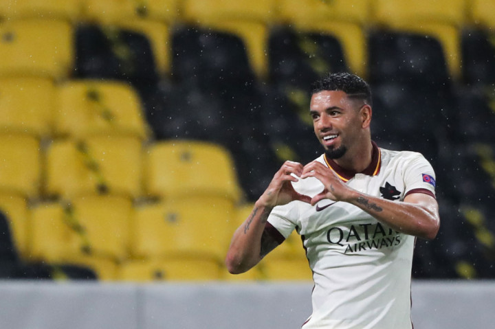 Peres melakukan selebrasi usai mencetak gol penyama kedudukan untuk timnya.