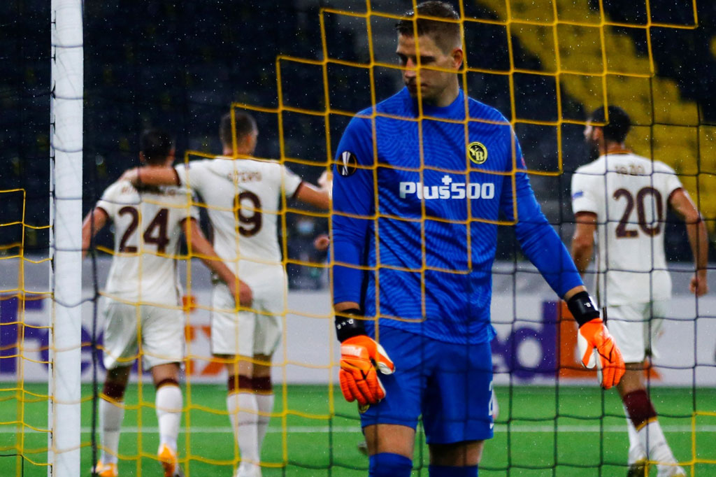 Penjaga gawang tuan rumah David Von Ballmoos hanya bisa termenung setelah gawangnya bobol untuk kedua kalinya.