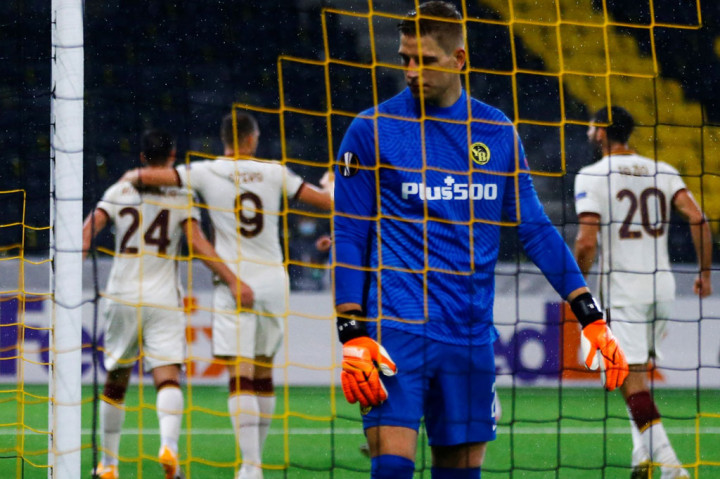 Penjaga gawang tuan rumah David Von Ballmoos hanya bisa termenung setelah gawangnya bobol untuk kedua kalinya.