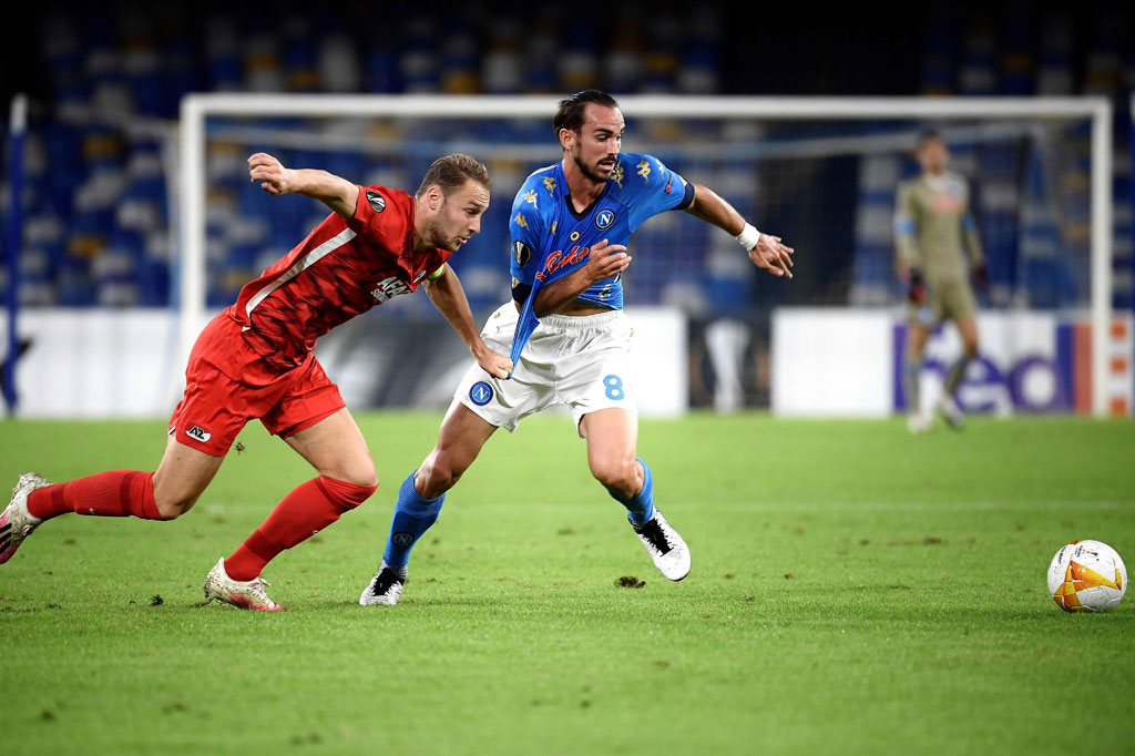 Secara statistik Napoli memegang kendali permainan dan penguasaan bola mencapai 73 persen. Namun penguasaan itu tak diimbangi dengan penyelesaian akhir yang baik.