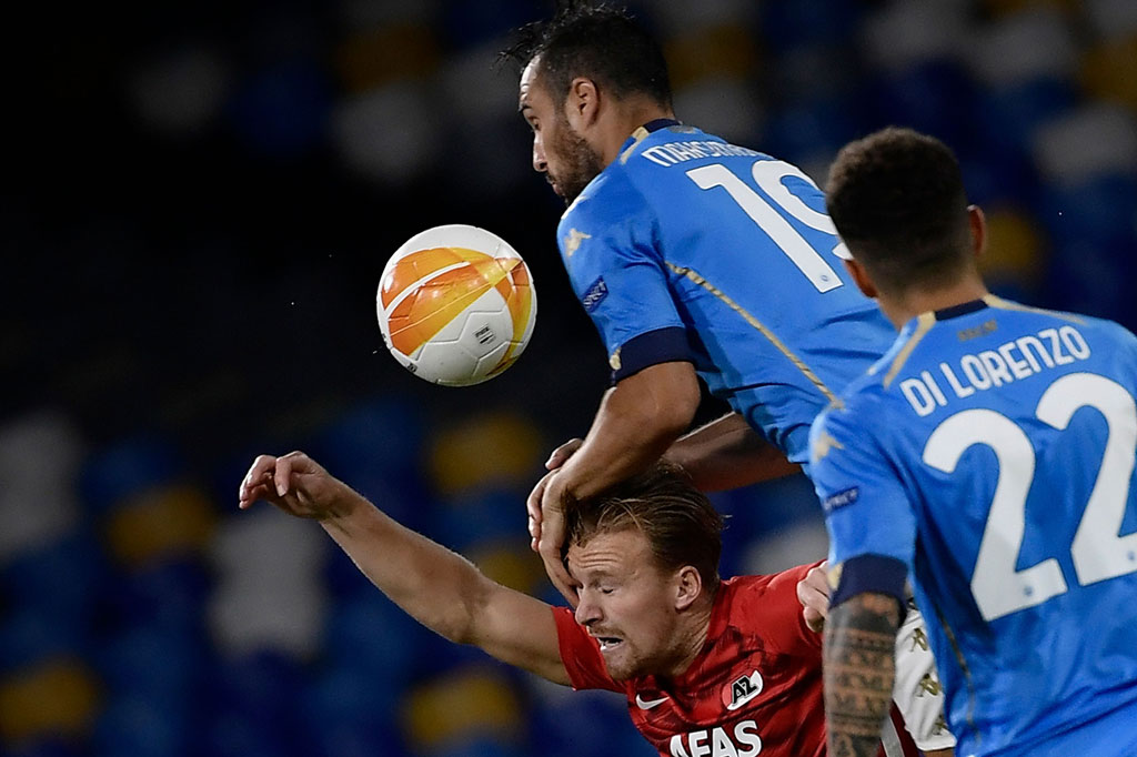 Dari 20 percobaan tendangan, pasukan berjuluk Partenopei tersebut hanya mampu melepaskan enam sepakan yang mengarah ke gawang. Sebaliknya AZ yang mengandalkan serangan balik mampu bermain efektif.