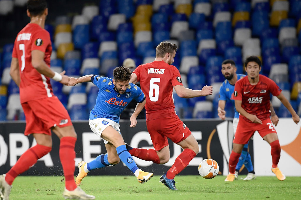 Pada menit ke-22 Napoli melancarkan serangan bertubi-tubi. Dua sepakan dari Matteo Politano dan Dries Mertens masih bisa diselamatkan kiper AZ Marco Bizot.