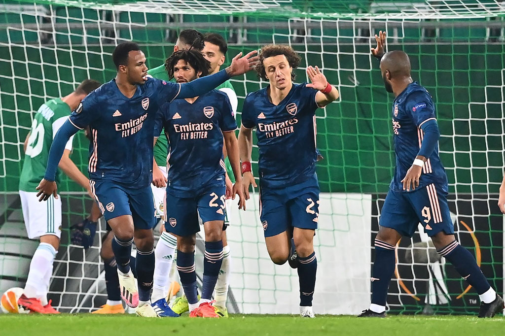 Gol tersebut sontak disambut gembira para pemain Arsenal.