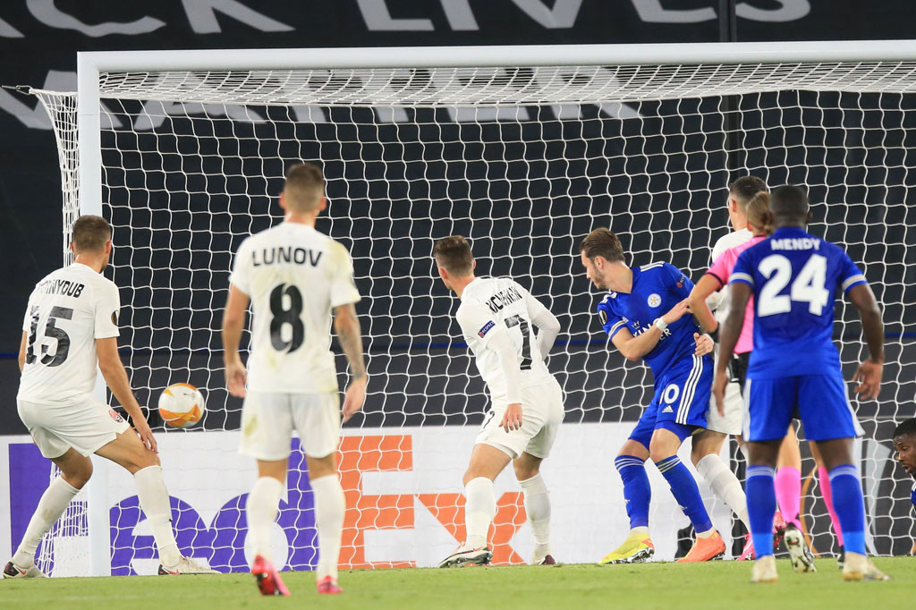 Iheanacho bereaksi cepat ketika bola tembakan Harvey Barnes membentur tiang gawang dan menyontek si kulit bundar untuk diselesaikan James Maddison demi membuka keunggulan Leicester pada menit ke-29.