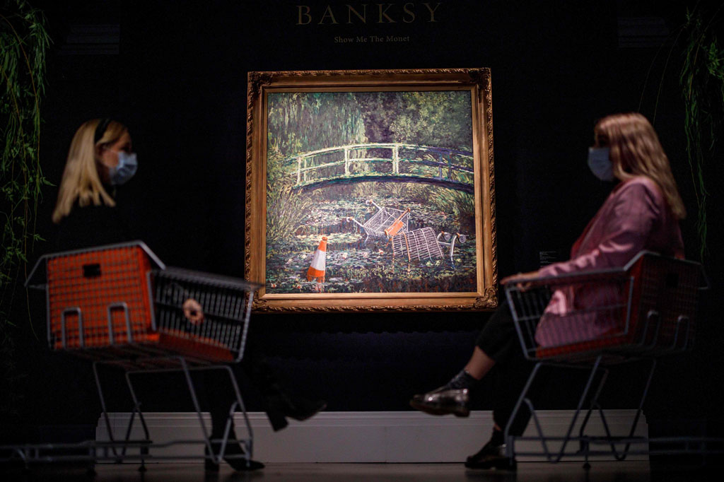 Lukisan cat minyak karya seniman jalanan Inggris Banksy yang memparodikan mahakarya Claude Monet dijual seharga 7,5 juta pound (Rp144 miliar di balai lelang Sotheby's, London, Rabu, 22 Oktober 2020 waktu setempat. Harga tersebut merupakan yang tertinggi kedua di lelang untuk seniman misterius itu.