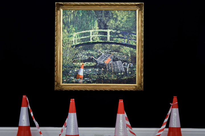 Penjualan tersebut terjadi setahun setelah lukisan Banksy yang menggambarkan parlemen Inggris yang dihuni oleh simpanse memecahkan rekor penjualan karyanya dengan menghasilkan hampir 9,9 juta pound.