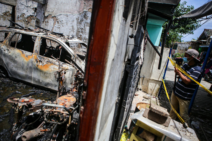 Seorang jurnalis mengambil gambar kondisi rumah yang terbakar di Legok, Kabupaten Tangerang, Banten, Jumat, 23 Oktober 2020. 