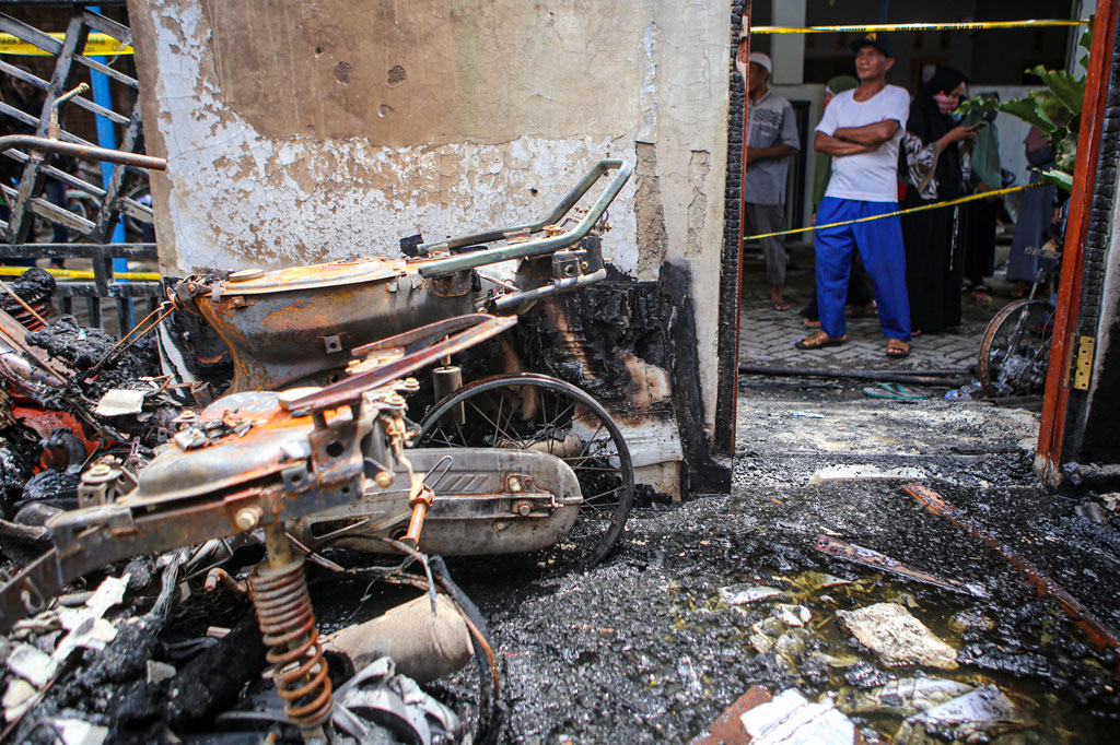 Kebakaran yang terjadi pada Jumat, 23 Oktober 2020 dini hari tersebut diduga akibat korsleting listrik dan mengakibatkan lima anggota keluarga di rumah tersebut meninggal dunia.