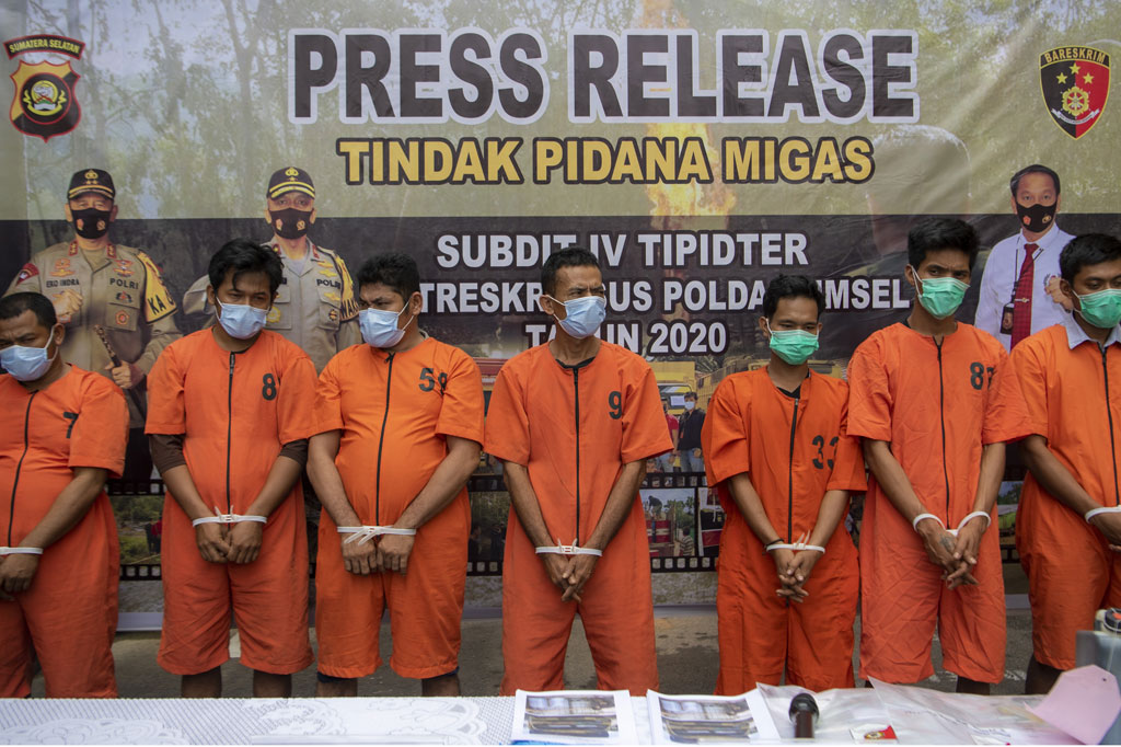 Direktorat Kriminal Khusus Polda Sumsel menangkap tujuh orang tersangka serta barang bukti minyak ilegal sebanyak 70 ton yang dikirim dari Kabupaten Musi Banyuasin (Muba), Sumatera Selatan, menuju Provinsi Jambi, Riau dan Sumatera Barat dengan menggunakan truk.