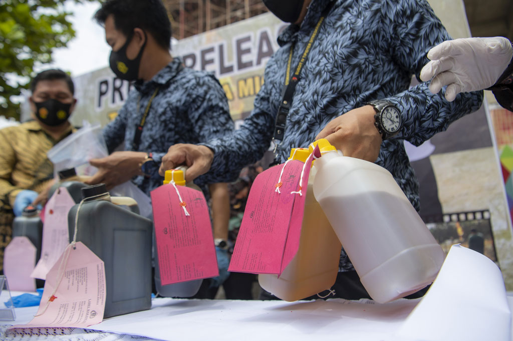 Atas perbuatannya, para tersangka terancam dijerat dengan pasal 53 huruf b UU RI No.22 tahun 2001 tentang Minyak dan gas bumi dan atau pasal 480 ayat (1) KUHPidana dengan ancaman hukuman pidana maksimal paling 4 tahun penjara atau denda mencapai Rp40 miliar.