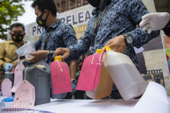 Atas perbuatannya, para tersangka terancam dijerat dengan pasal 53 huruf b UU RI No.22 tahun 2001 tentang Minyak dan gas bumi dan atau pasal 480 ayat (1) KUHPidana dengan ancaman hukuman pidana maksimal paling 4 tahun penjara atau denda mencapai Rp40 miliar.