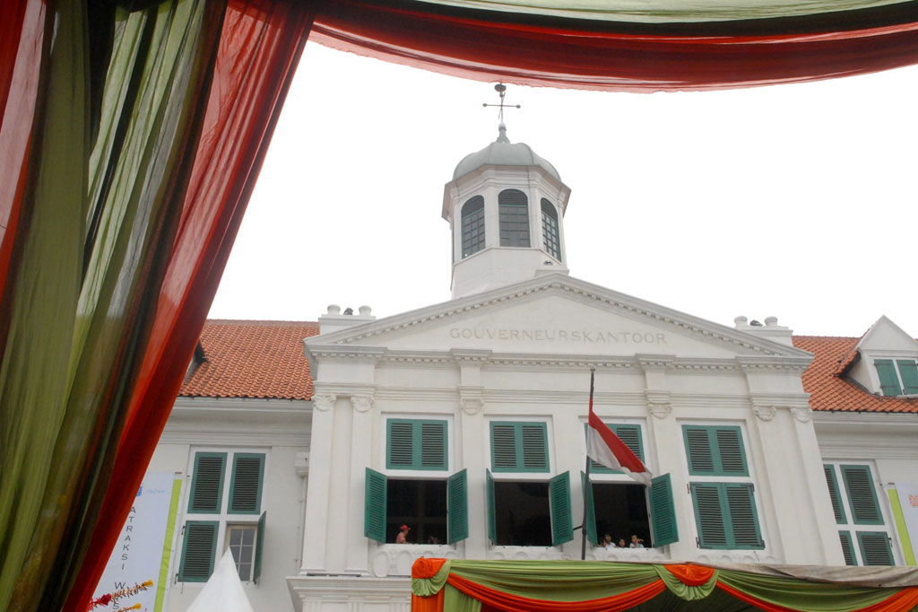 Museum Sejarah Jakarta atau lebih dikenal sebagai Museum Fatahillah yang terletak di Taman Fatahillah, Jakarta Barat dulunya merupakan Balai Kota Batavia. Dibangun pada 1707-1712, bangunan tersebut digunakan sebagai sebagai kantor, ruang pengadilan, dan ruang-ruang bawah tanah yang dipakai sebagai penjara.