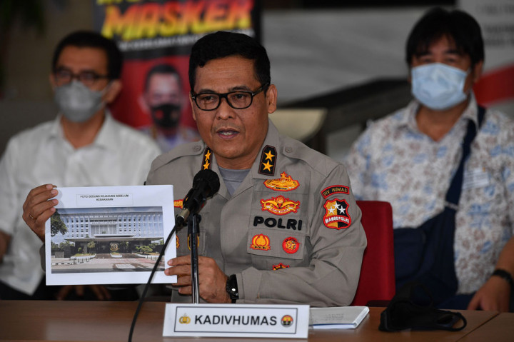 Kadivhumas Polri Irjen Pol Argo Yuwono menyampaikan konferensi pers tentang kebakaran gedung Kejaksaan Agung di Mabes Polri, Jakarta, Jumat, 23 Oktober 2020.