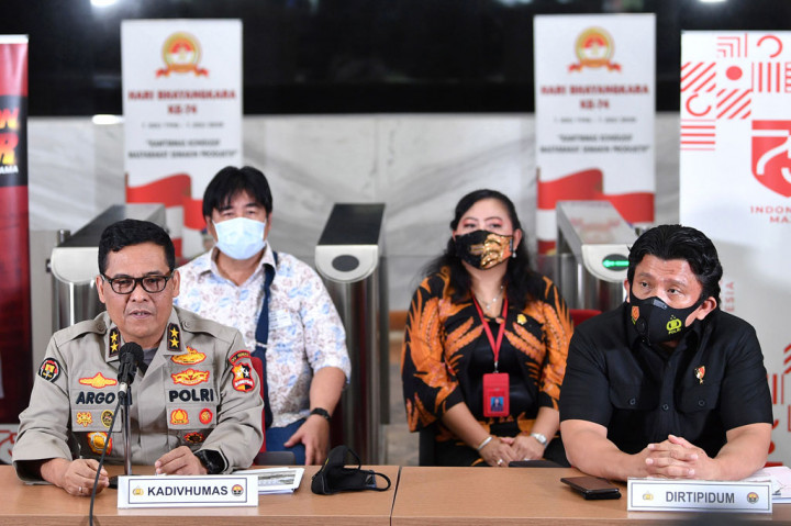 Tim penyidik gabungan Bareskrim Polri menetapkan delapan orang sebagai tersangka kasus kebakaran gedung Kejaksaan Agung yang terjadi pada 22 Agustus lalu.