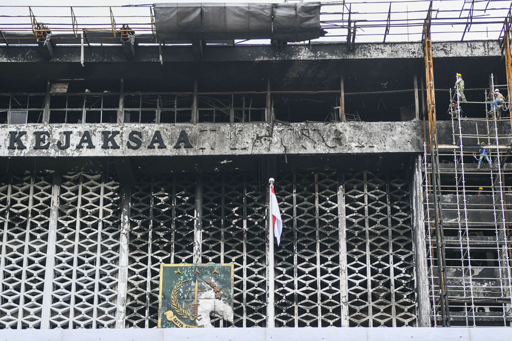 Kedelapan tersangka ini dijerat dengan Pasal 188 KUHP juncto Pasal 55 atas peristiwa kebakaran Gedung Utama Kejaksaan Agung yang terjadi pada Sabtu 22 Agustus 2020 petang itu.