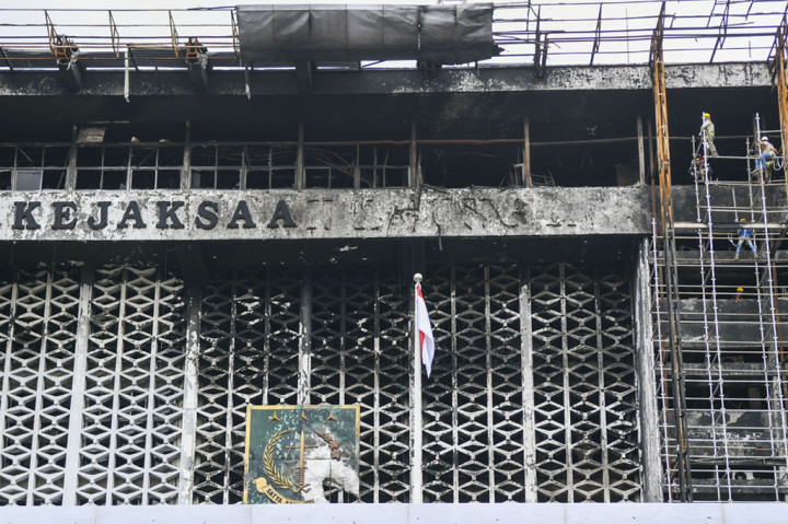 Kedelapan tersangka ini dijerat dengan Pasal 188 KUHP juncto Pasal 55 atas peristiwa kebakaran Gedung Utama Kejaksaan Agung yang terjadi pada Sabtu 22 Agustus 2020 petang itu.
