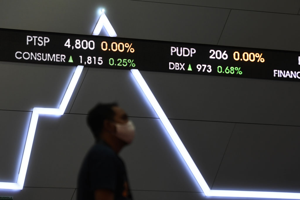 Dibuka menguat, IHSG relatif nyaman di zona hijau hingga penutupan perdagangan saham. Secara sektoral, tiga sektor terkoreksi dimana sektor infrastruktur paling dalam yaitu minus 0,69 persen, diikuti sektor industri dasar dan sektor perdagangan masing-masing minus 0,67 persen dan minus 0,19 persen.