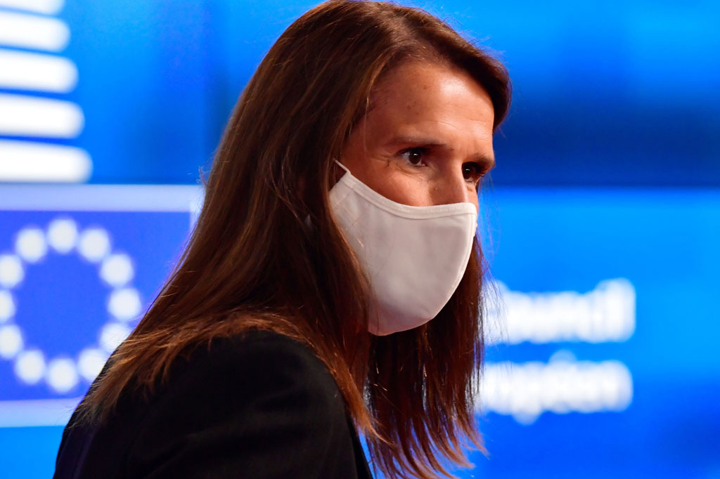 Menteri Luar Negeri Belgia Sophie Wilmes, yang juga merupakan mantan Perdana Menteri, dimasukkan ke ruang perawatan intensif (ICU) karena covid-19. Menteri berusia 45 tahun itu sadar dan kondisinya stabil.
