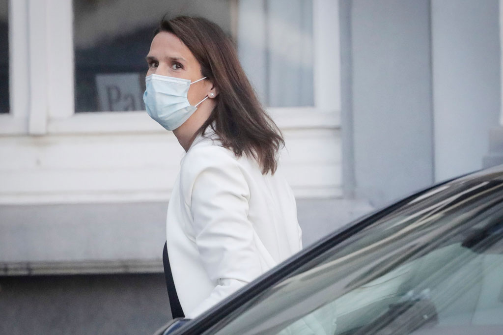 Alexander De Croo, yang pada awal Oktober mengambil alih jabatan dari Wilmes sebagai PM Belgia, mengatakan di Twitter bahwa ia berharap Wilmes segera pulih. 