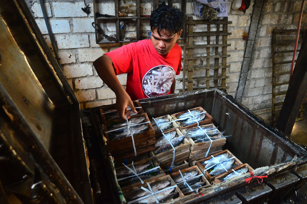 Proses pembuatan bandeng presto pertama ikan bandeng dibumbui dengan bawang putih, kunyit, dan garam, kemudian ikan bandeng yang sudah diberi bumbu dibungkus daun pisang, setelah itu dimasukkan ke dalam panci presto dan dikunci rapat dan diatur tekanannya, lalu ikan bandeng akan matang secara merata.